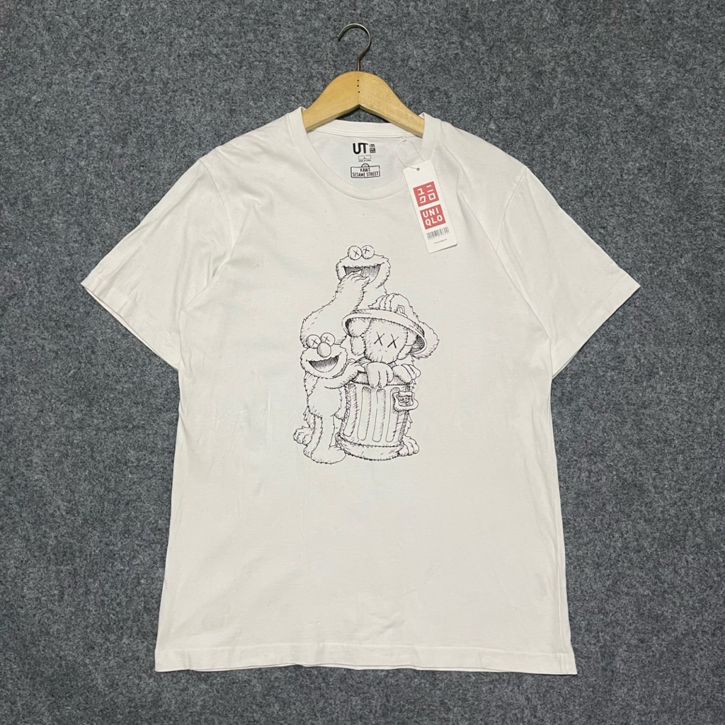 Kaos Uniqlo x Kaws second
