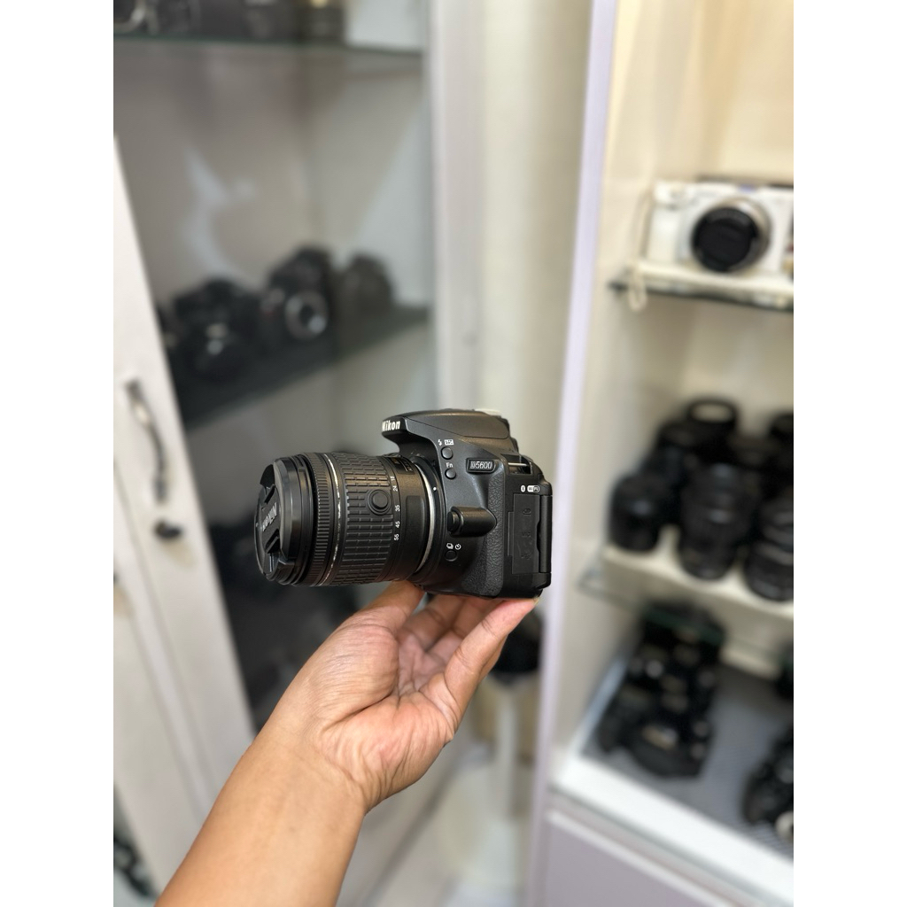Nikon D5600 Lensa 18-55MM