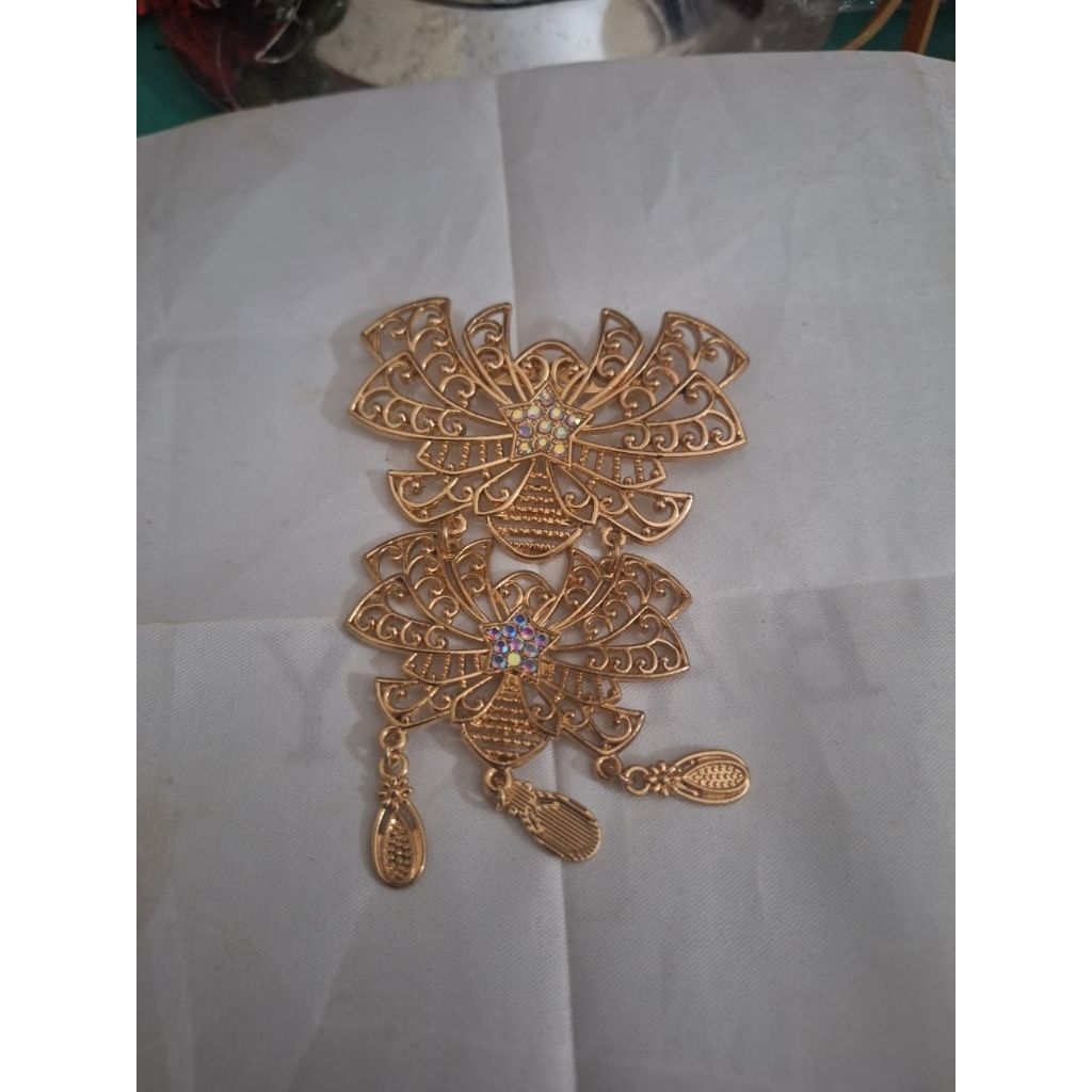 Bross branded Bros baju warna emas 
Limited edition 
Barang terawat 
Pemakaian pribadi