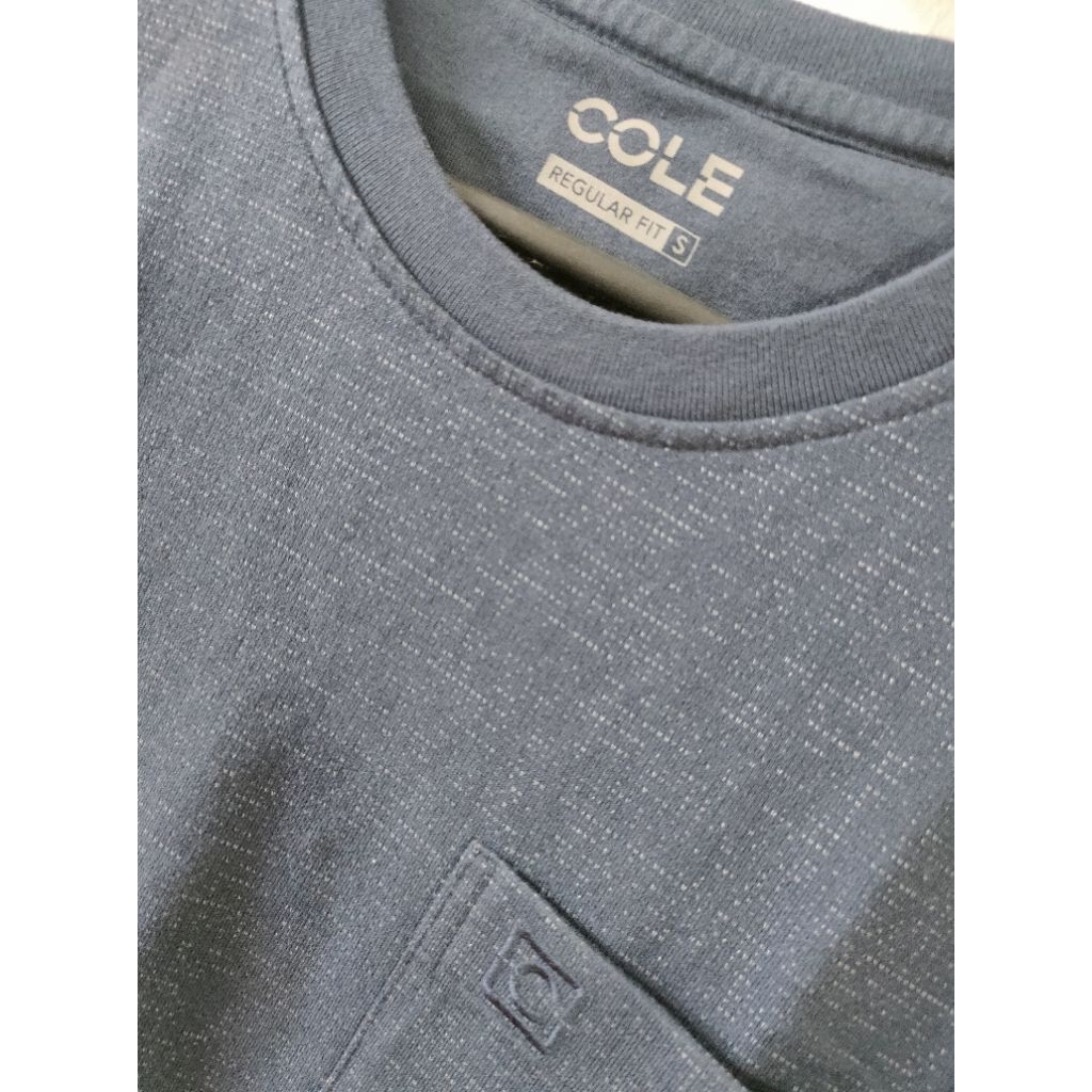 Cole Kaos Lengan Pendek Tekstur Solid dengan Saku dari Matahari