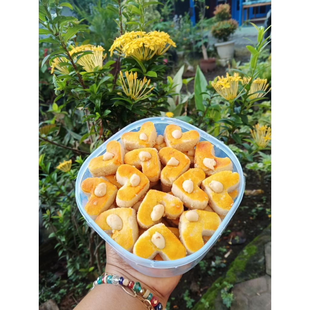 

Kue kacang kue kering enek kue lebaran senek enak di semua musim dan momen kebersamaan