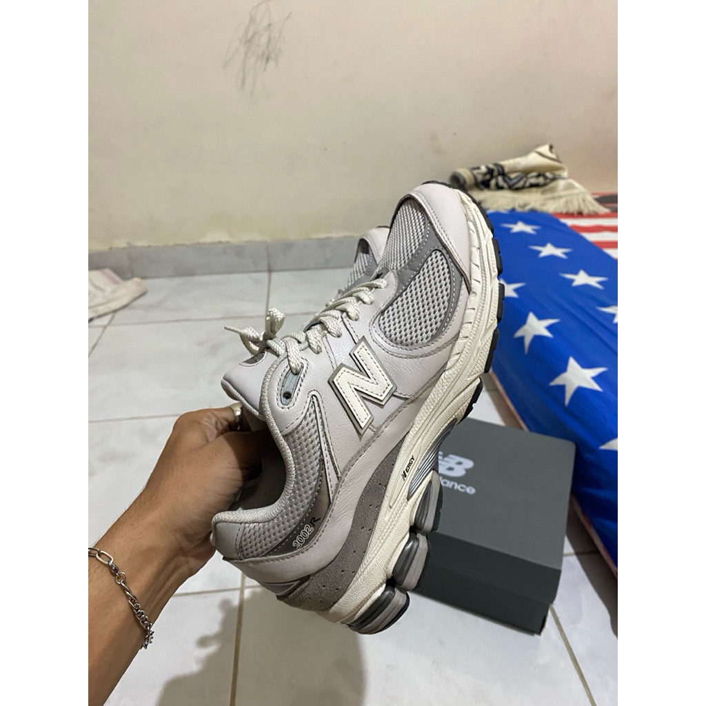 sepatu second NB 2002r grey