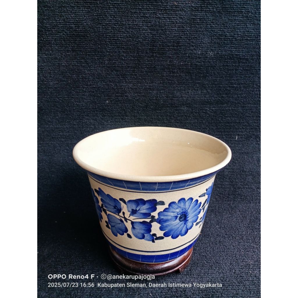 pot bunga keramik lukis biru putih