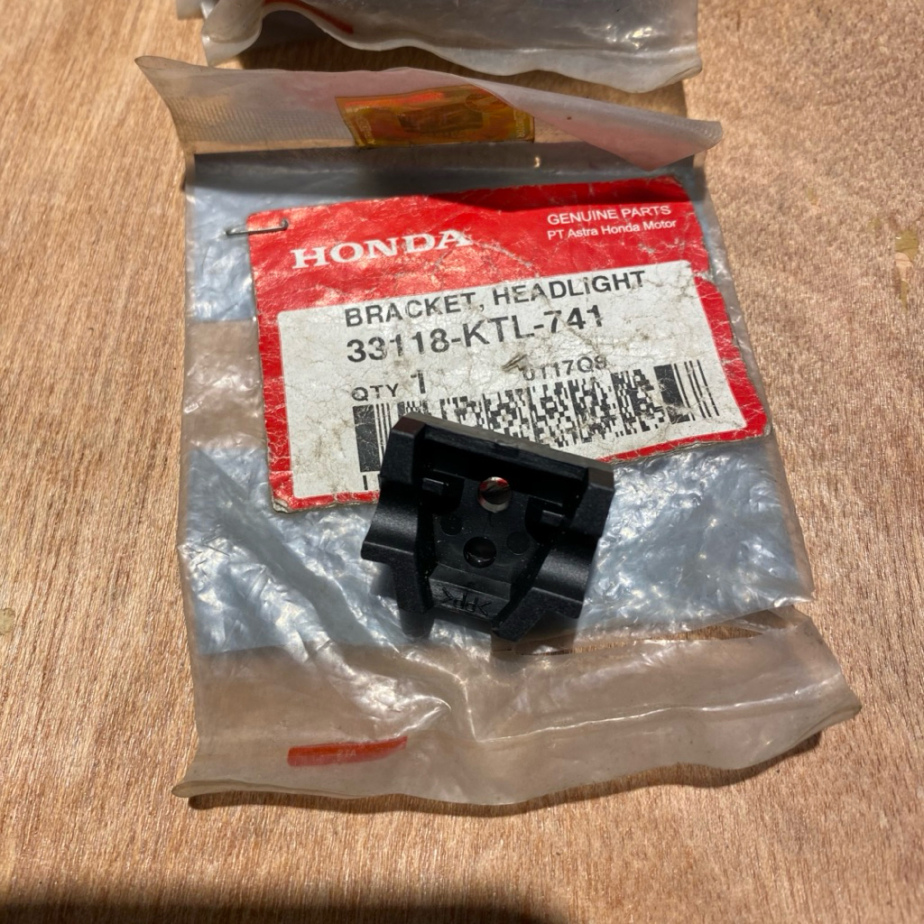 BRACKET LAMPU DEPAN SUPRA FIT NEW ORIGINAL AHM 33118 KTL 741