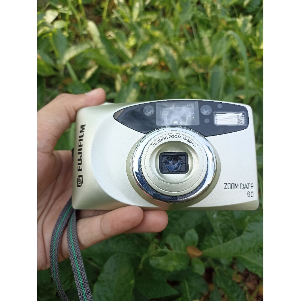 kamera analog jadul Fujifilm zoom date 60 - camera vitage poin and shot pake Roll film