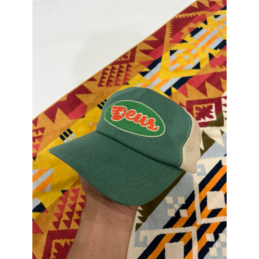 deus caps