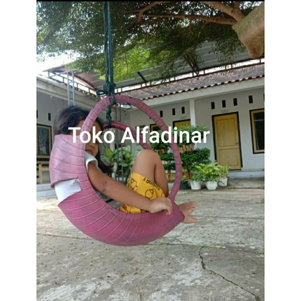 Ayunan anak anak dari ban bekas