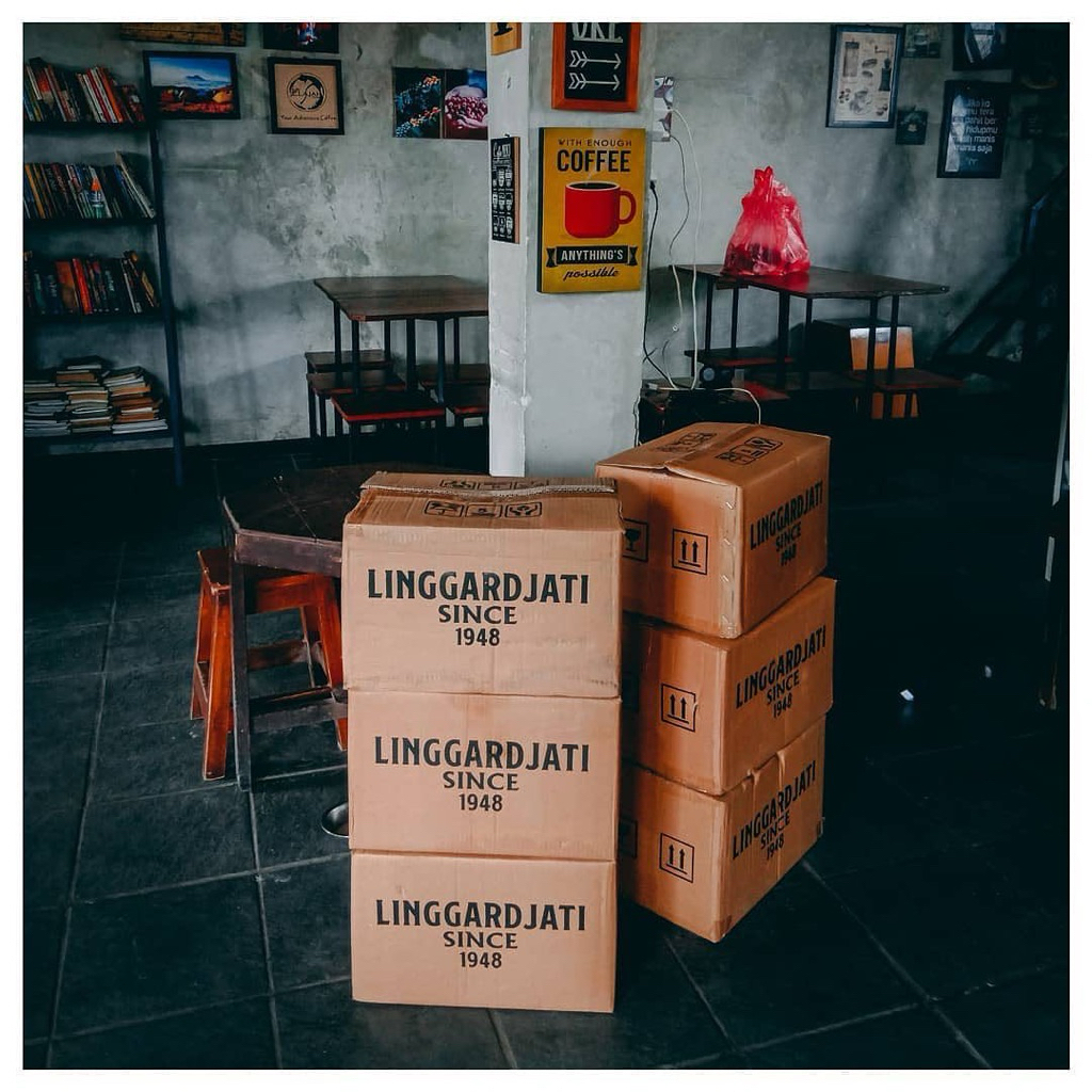 

Coffee Beer Linggardjati 1 Box (24 Botol) | Kopi Bir Premium Halal | 100% Halal MUI & BPOM | Indonesia Tradisional Brew | Beer Halal | Coffee Beer Pablo Escobar | Minuman Premium Asli Indonesia | Kopi Bir Linggarjati Asli | Cofe Beer Box