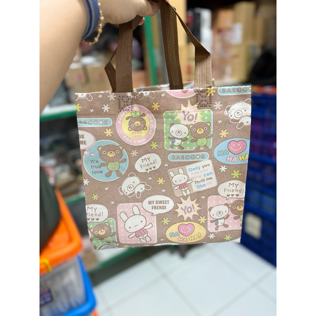 

Non woven bag 25 x 13 x 25 CM random warna