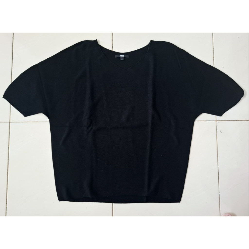 Preloved Knit Uniqlo V neck Size L