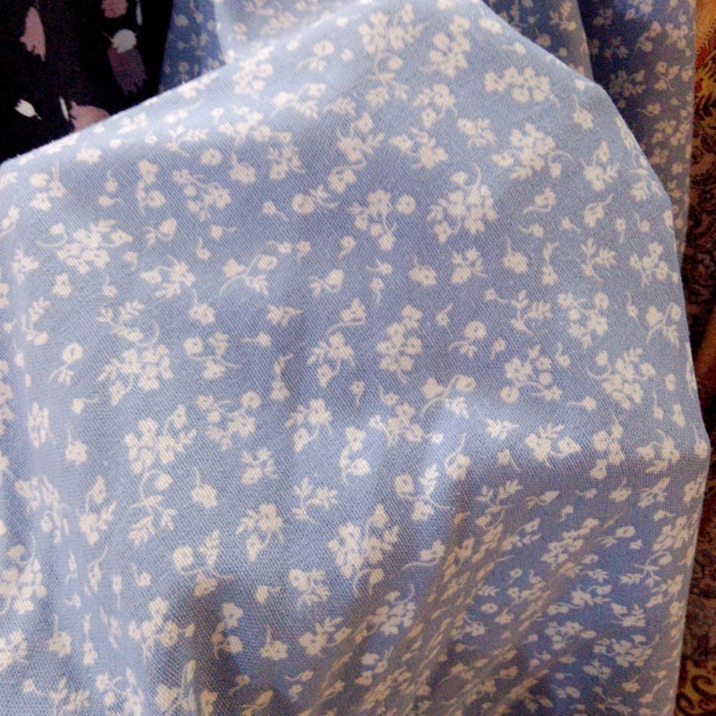 Kain Linen Motif Bunga Kecil Biru Pastel – Manis & Minimalis (Harga Kain Per½ Meter)