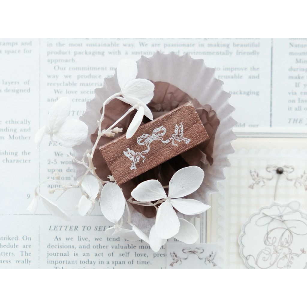 

Jieyanow Atelier Bird with Ribbon Rubber Stamp