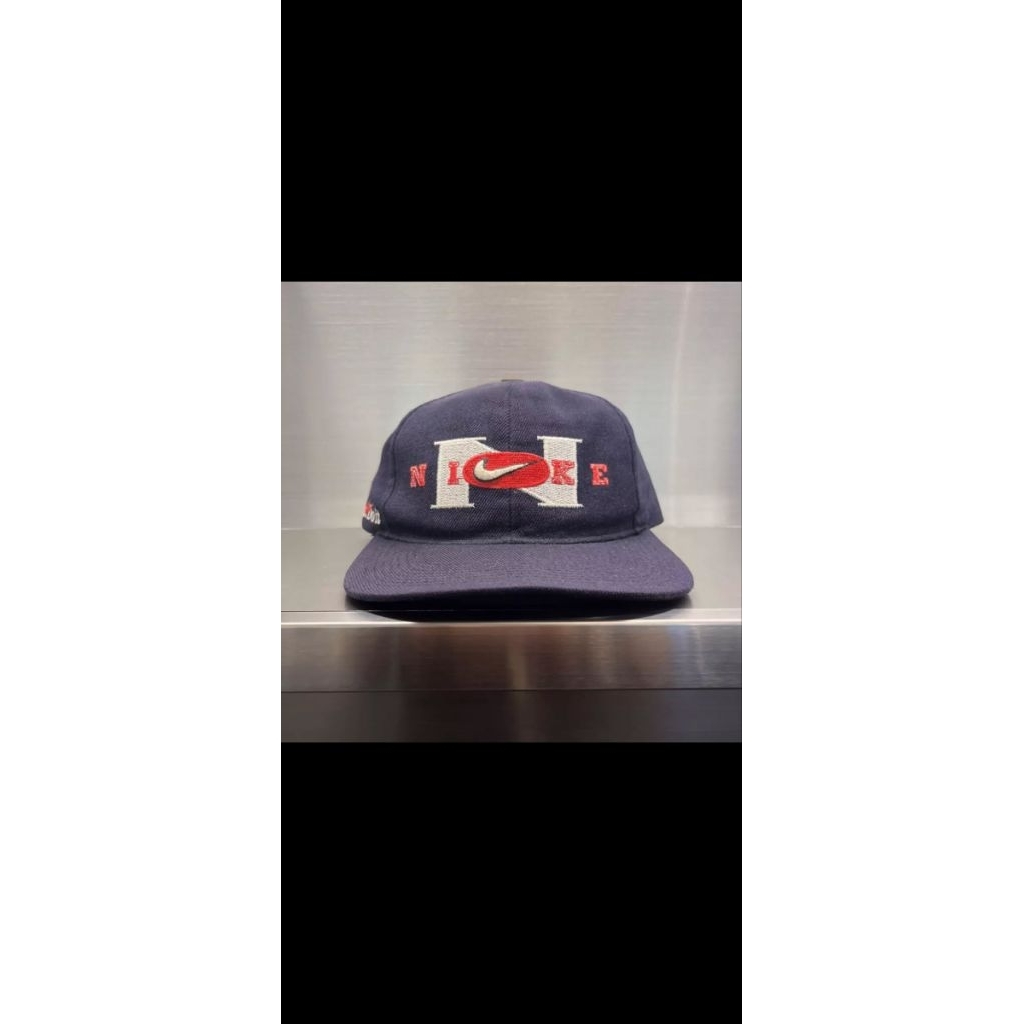 nike vintage snapback spellout center