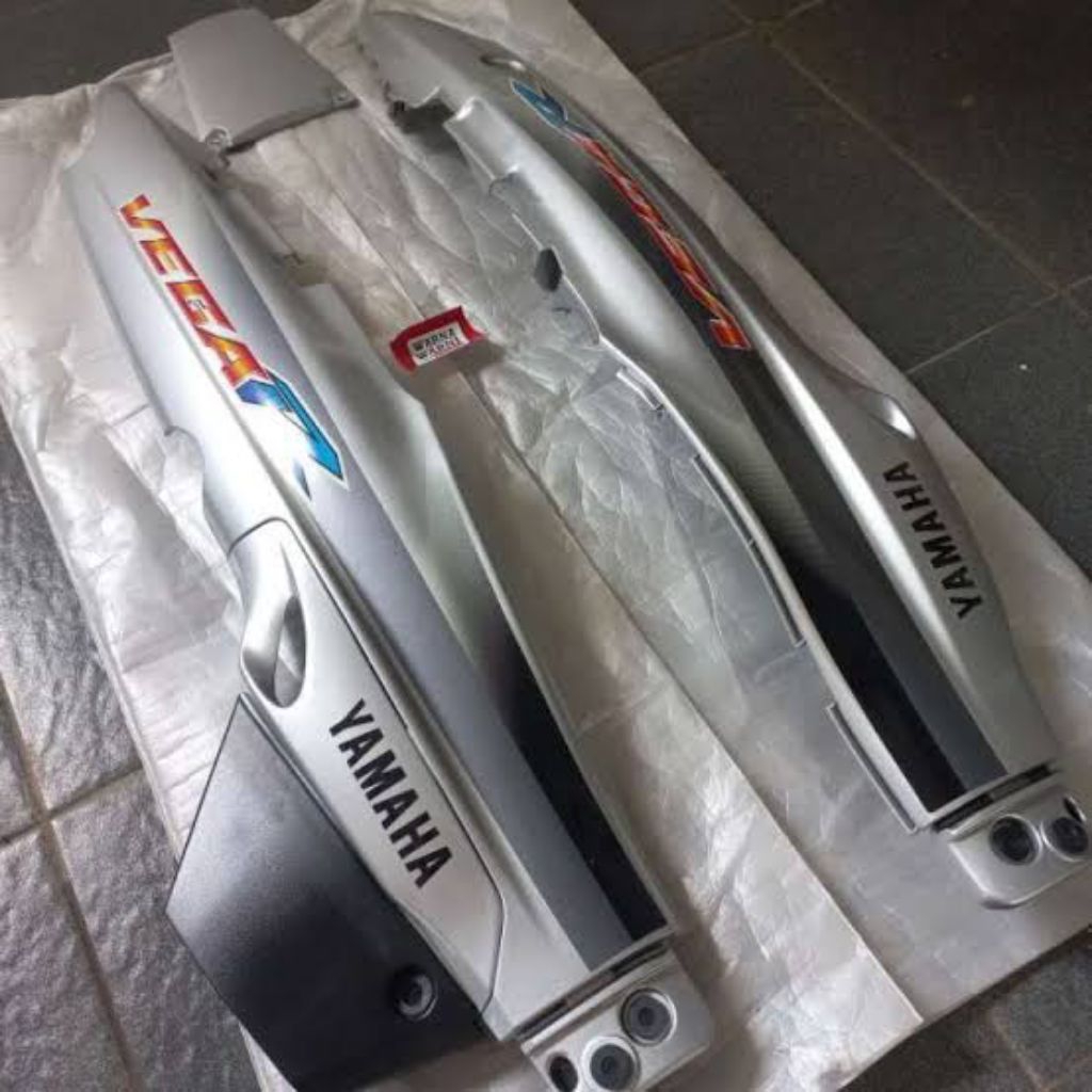 body belakang Yamaha Vega R lama warna silver plus striping / Cover Body Vega R lama