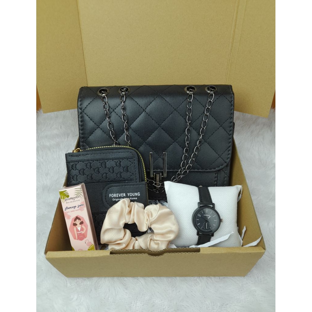 

Kado hampers/kado ulang tahun/kado untuk cewek/kado graduation/kado wedingg/kado aestethic/other