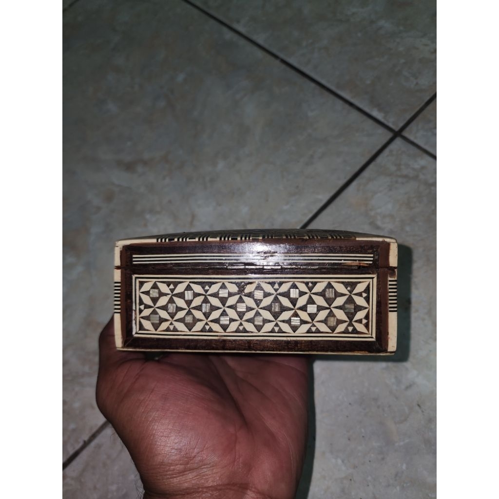 kotak jadul kuno antik peninggalan unik