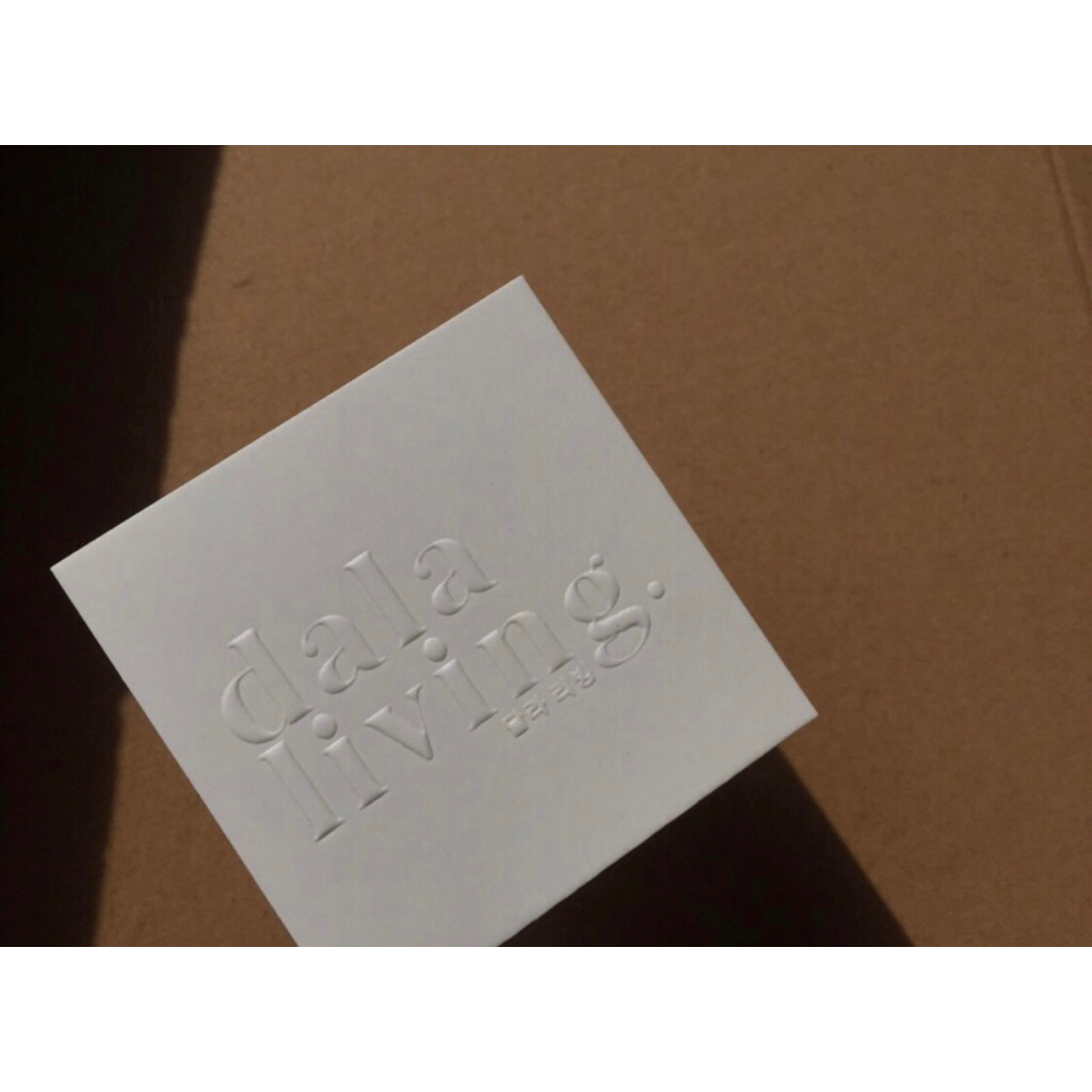 

hangtag logo emboss putih blind emboss