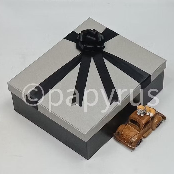 

PAPYRUS Kombinasi 25x30 Tinggi 10cm Kotak Kado Gift Box Hardbox Hampers V3