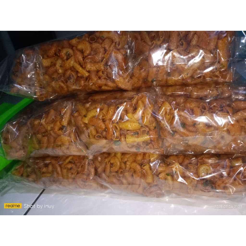 

100 gram makaroni bantet asin pedas gurih dengan aroma kencur dan daun jeruk
