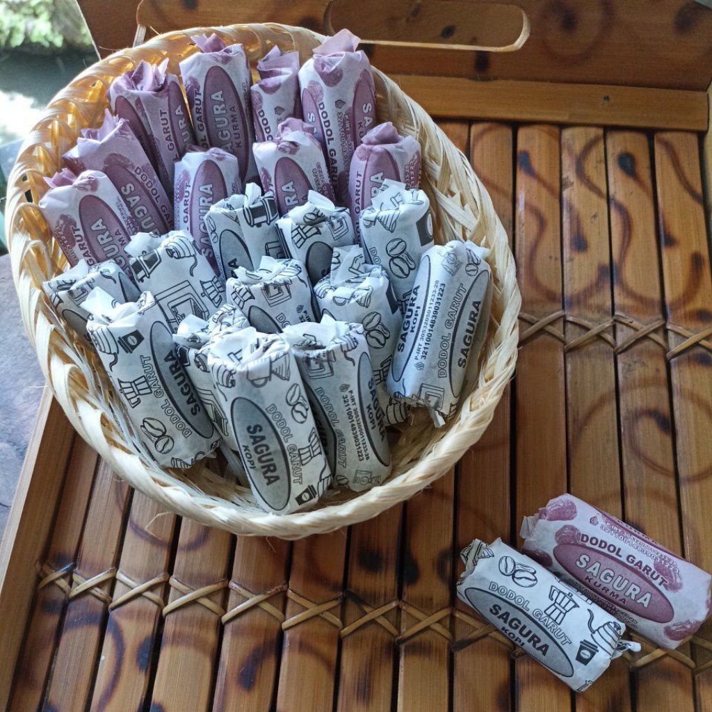 

Dodol Sagura Dodol Garut Kopi dan Dodol Garut Kurma Sagura 600 Gram dan 1000 Gram