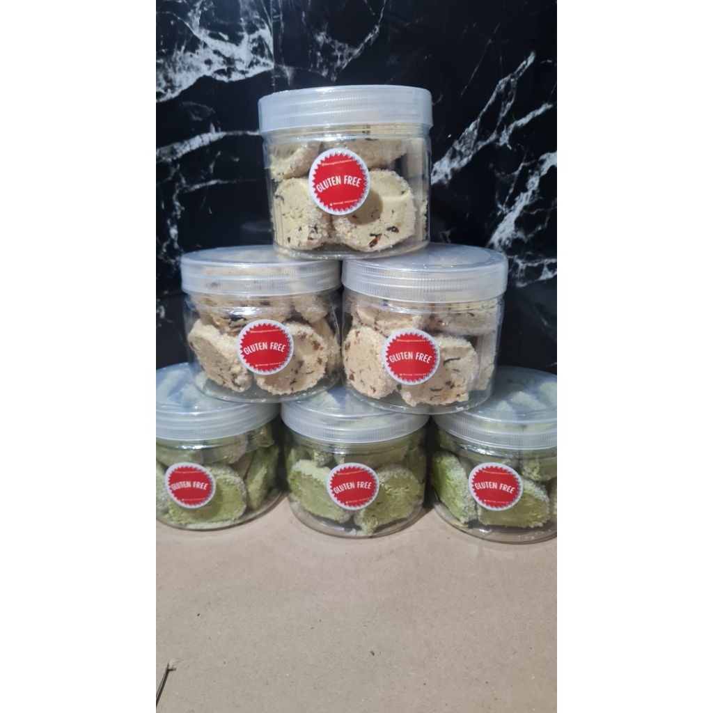 

Shortbread cookies cranberries/matcha