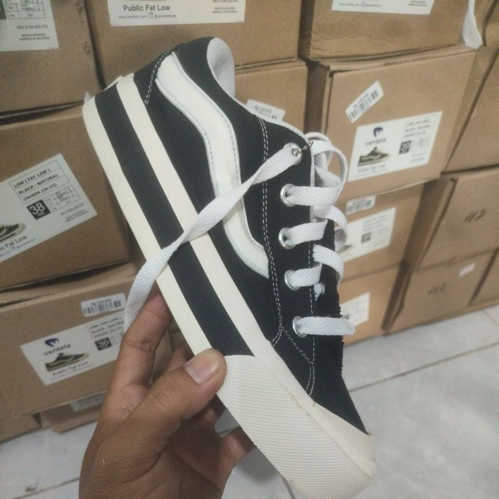 sepatu ventela hitam putih