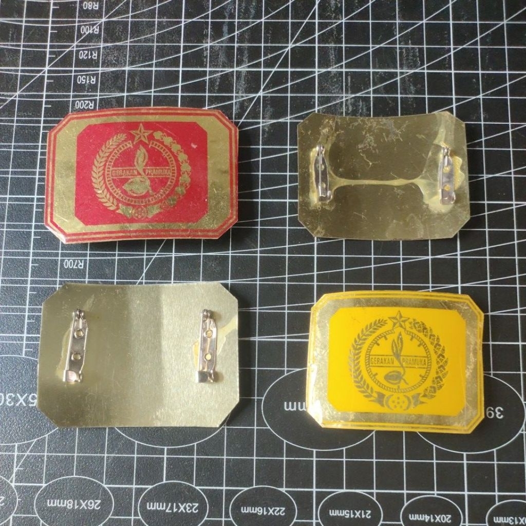 

Tanda Emblem Topi / Baret Pramuka Putra Bahan Kuningan Dua Peniti