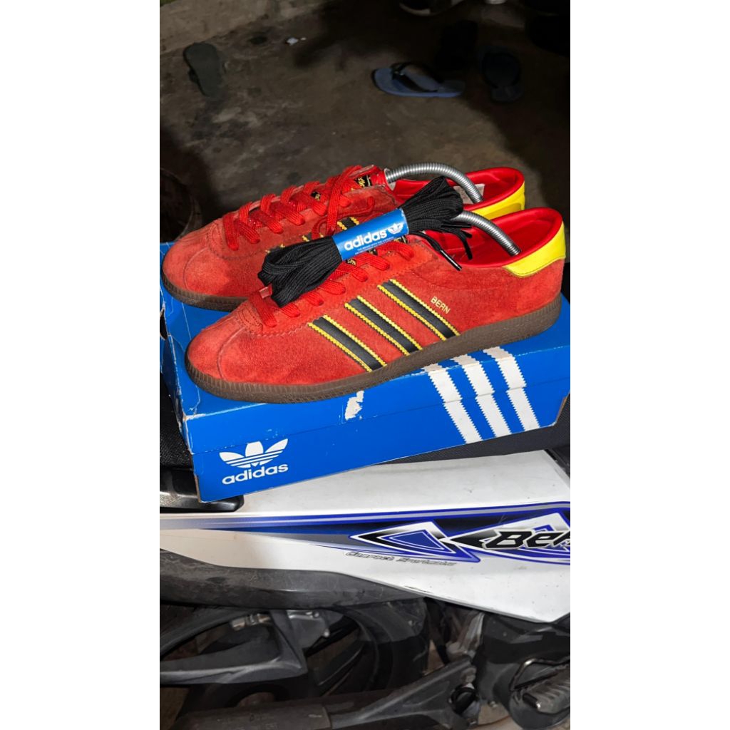 Adidas Bern merah
