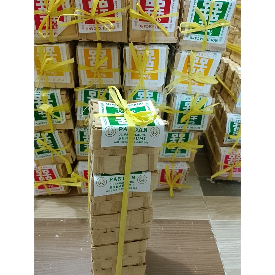 

mhochi kacang adnan rasa pandan khas sukabumi,terbuat dari bahan alam beras ketan pilihan