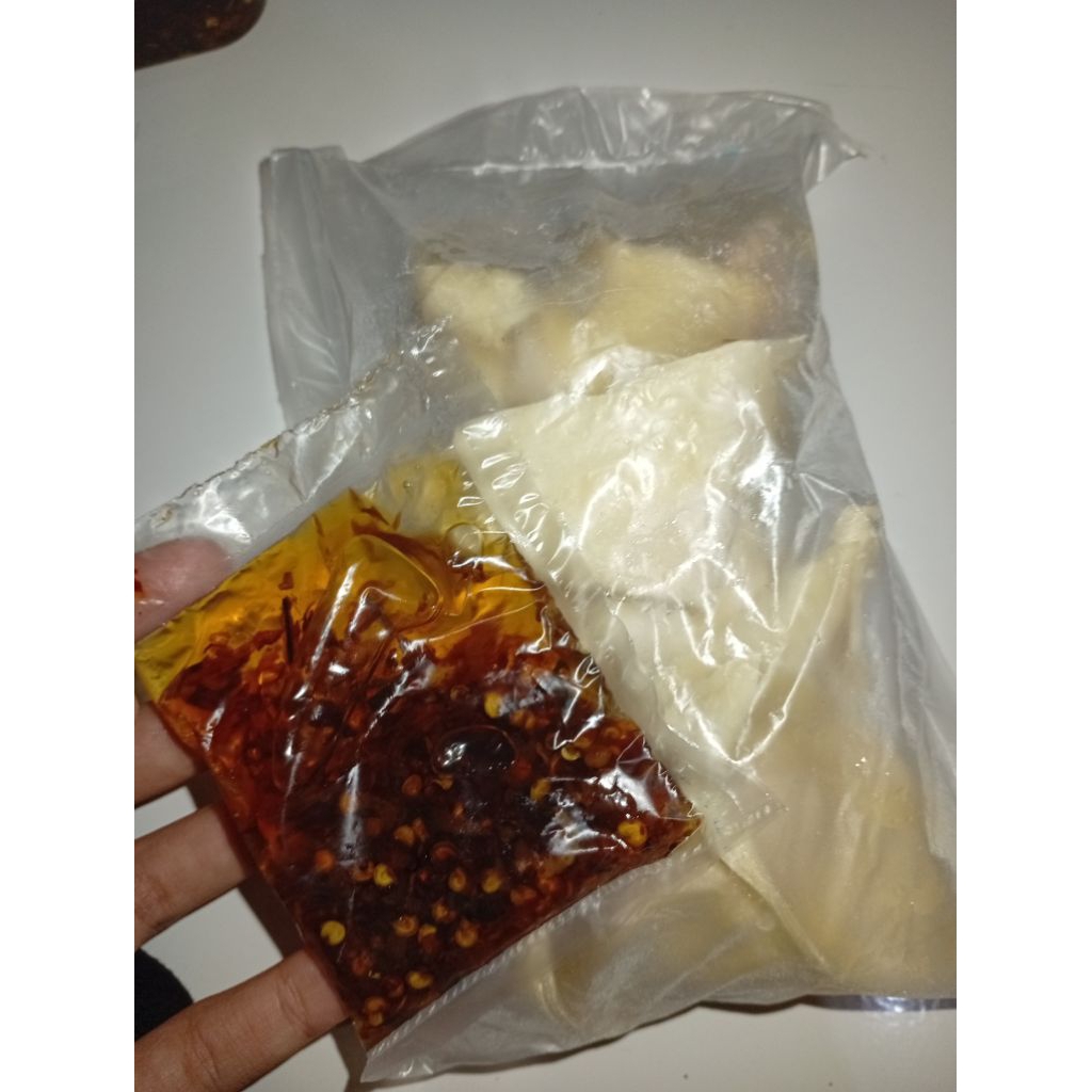 

pangsit ayam chili oil 10pcs / 5pcs