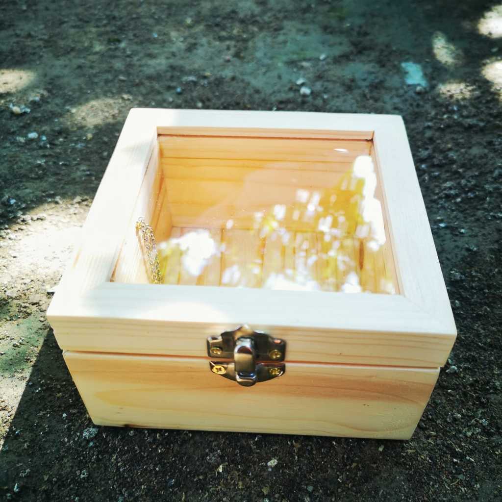 

Box Kayu Vintage Tutup Mika 13x13x7cm | Kotak Souvenir & Hampers