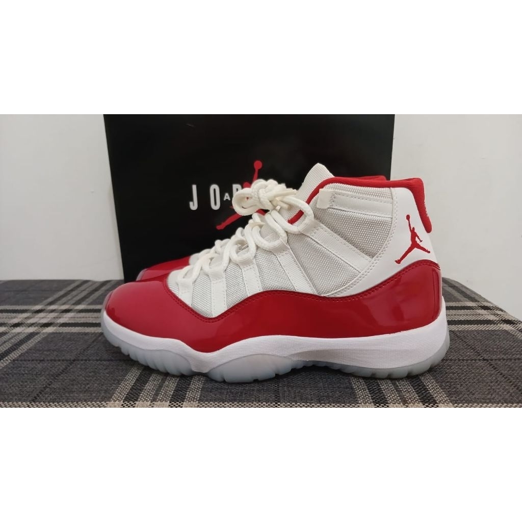 Jordan 11 cherry original size 9 (42,5 cm)
