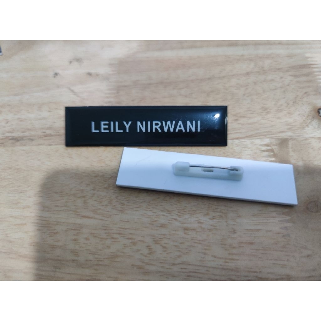 

Papan nama dada peniti akrilik resin