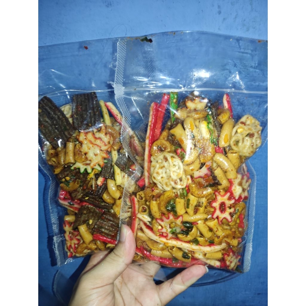 

Aneka Cemilan Viral Sebring Seblak Kering Kurnia Mix/Campur 250gr Asin Pedas Daun Jeruk / Original