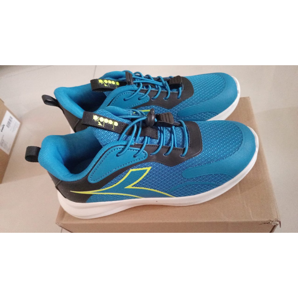 Diadora Shoes Original size 34 & 35 Sepatu olahraga / sepatu running sepatu sekolah