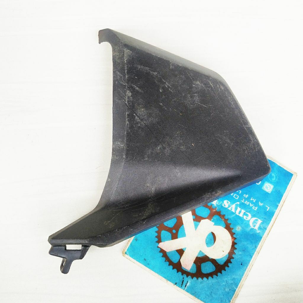 garnish tutup body sayap depan kiri vario 160 original second