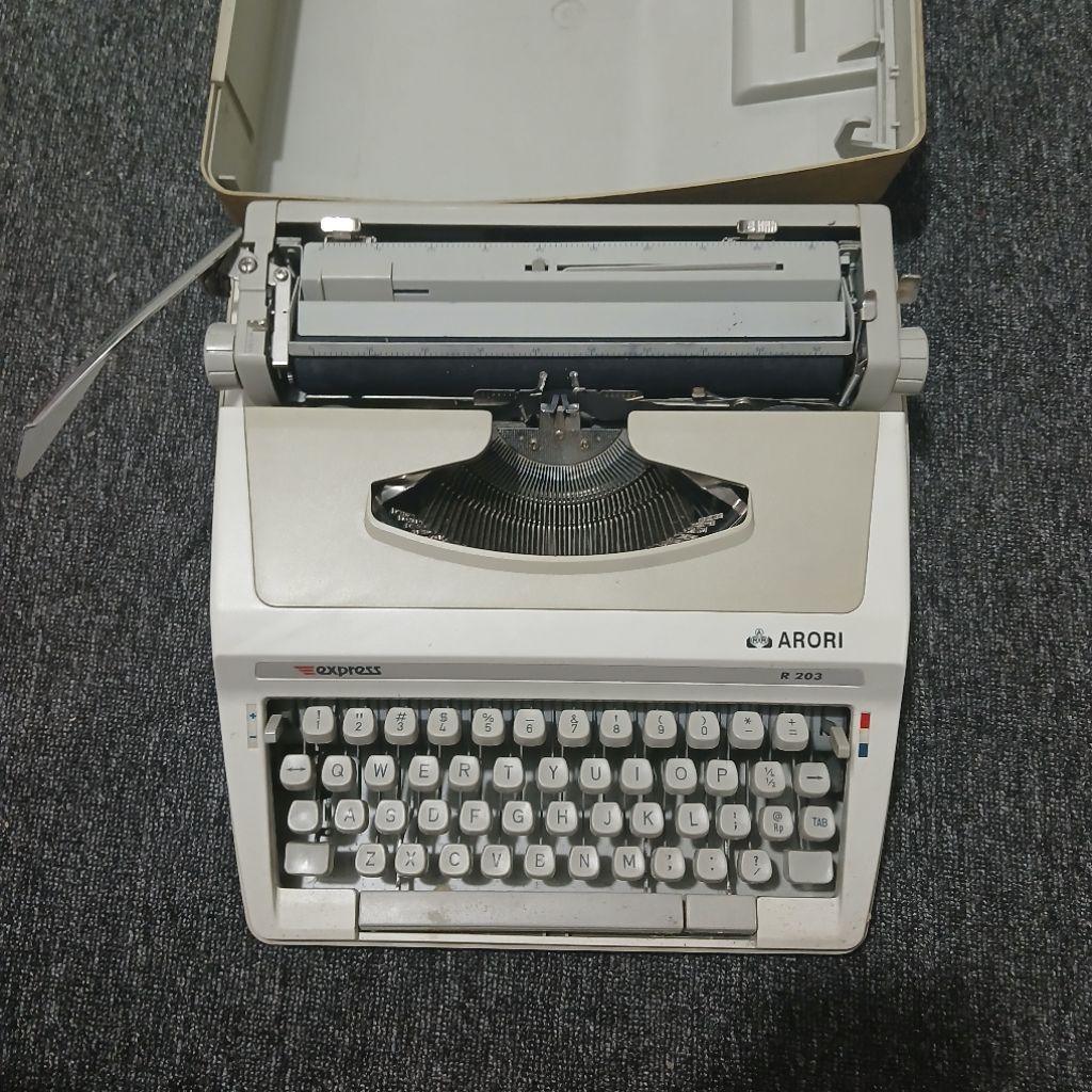 Vintage Mesin Tik Brand Arori Express R 203