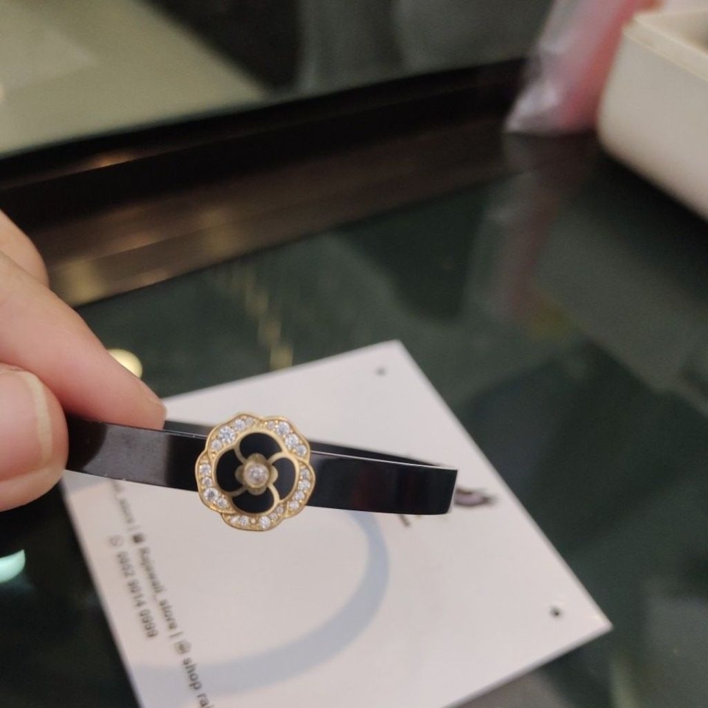 gelang keramik tengah bunga mas mata putih