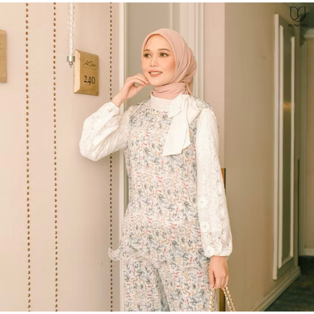 Alunicorn - Elvira Blouse Sky White (preloved)