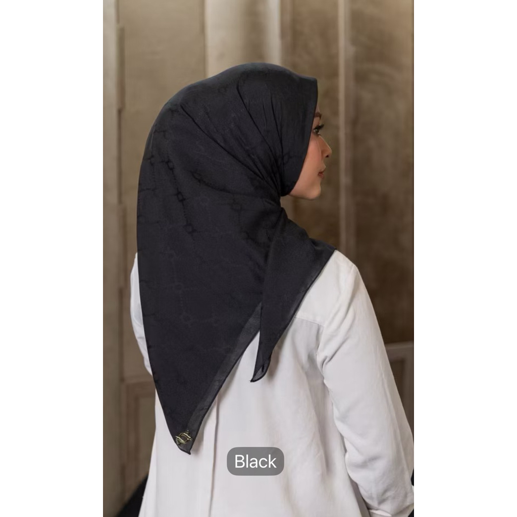 Plain Scarf Monogram Chain 2.0 Wearing Klamby NEW