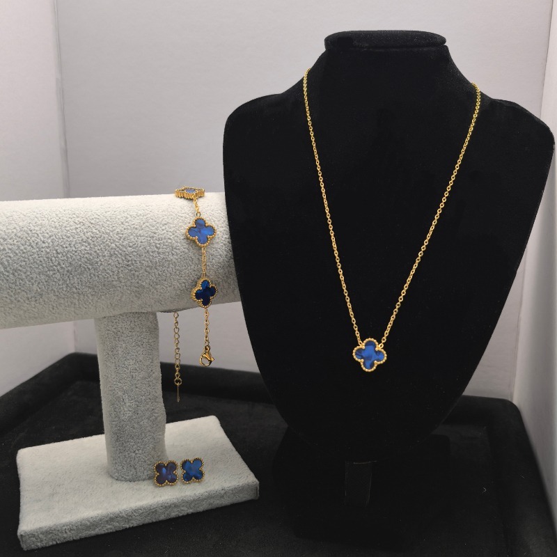 Set tiga potong perhiasan wanita semanggi empat daun titanium vintage (anting-anting + kalung + gela