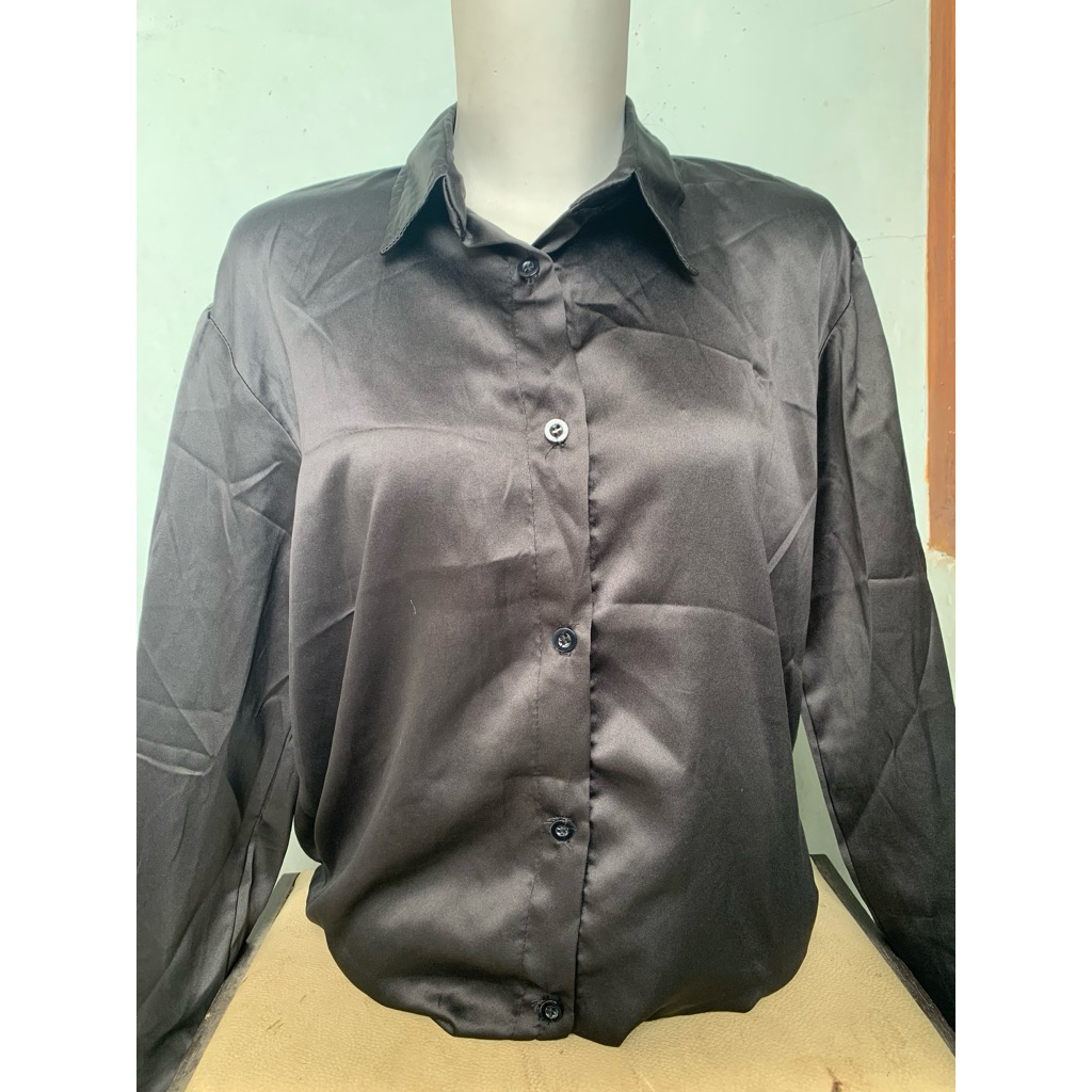 PRELOVED ATASAN KEMEJA SILK SATIN HITAM