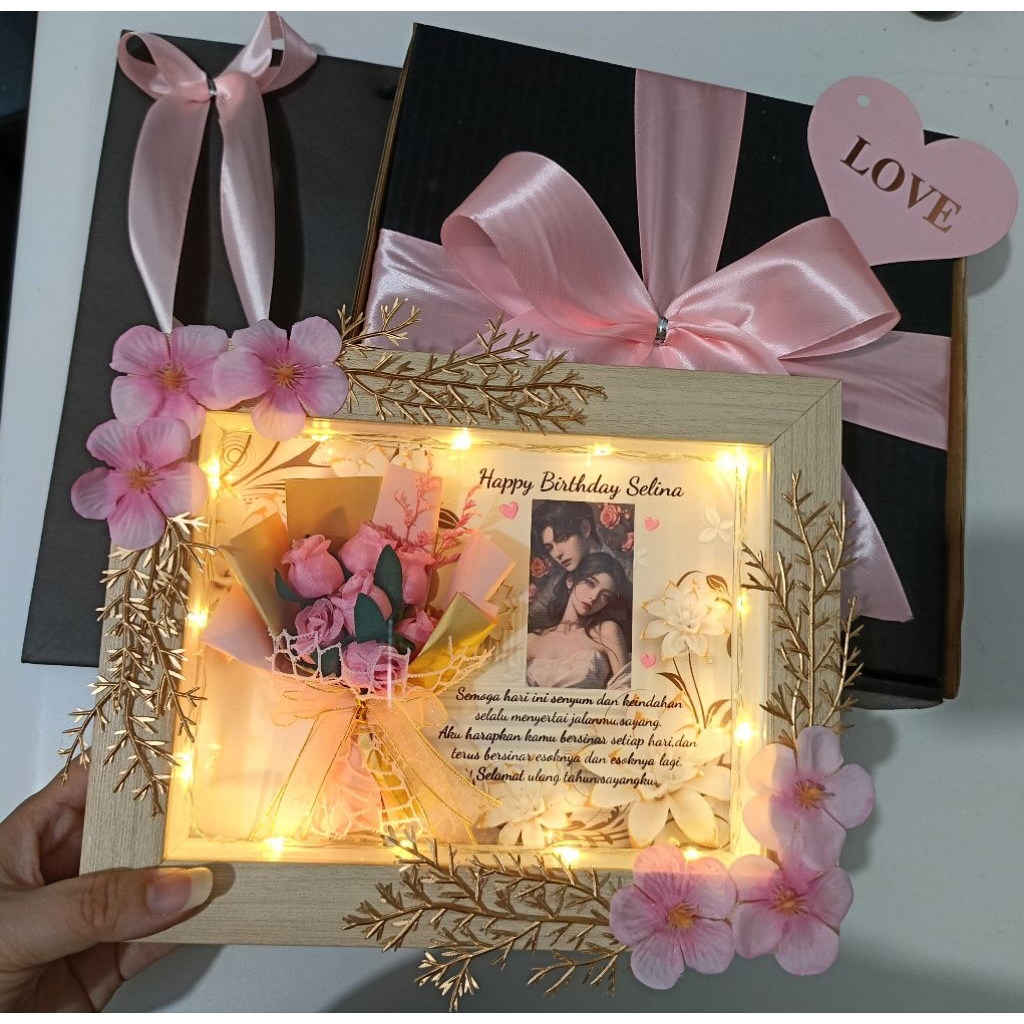 

BINGKAI / FRAME / KADO VALENTINE / KADO ULTAH / KADO ANNIVERSARY / KADO WEDDING / HAMPERS / GIFT CEWE