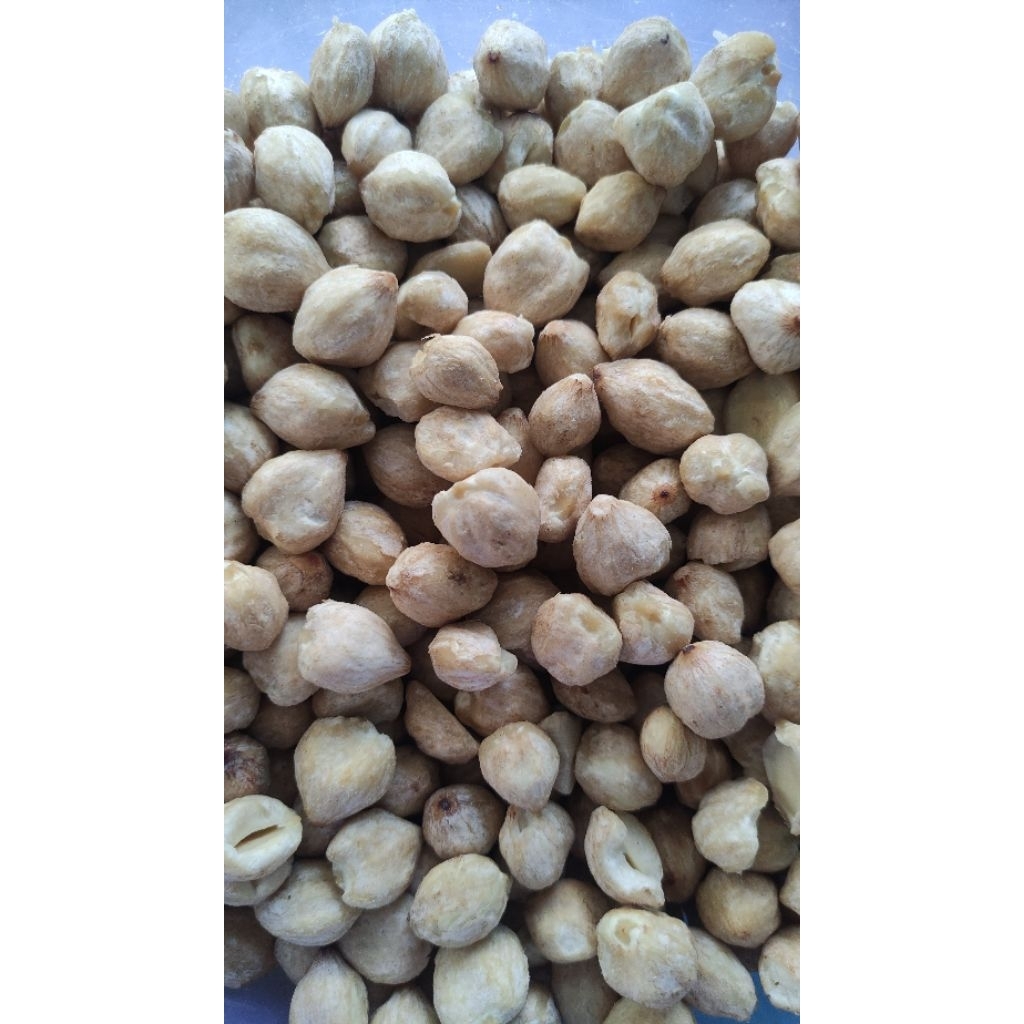 

Kemiri utuh dan kemiri pecah belah dua