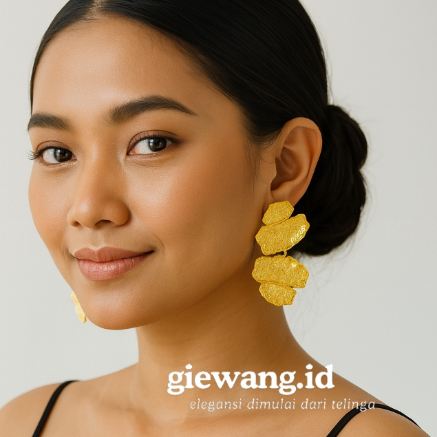 Anting Emas Besar Bertekstur  Elegant Statement Jewelry