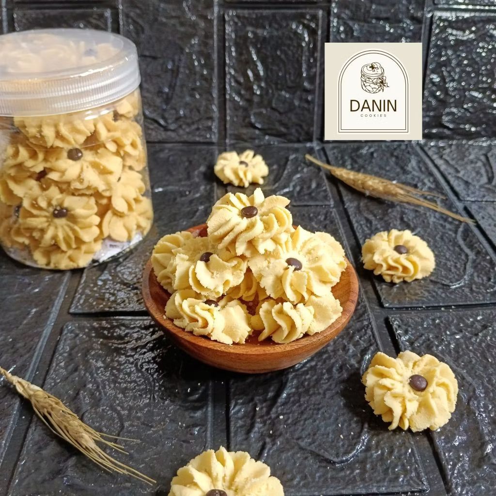 

Kue Kering Lebaran Spesial Semprit Bunga Toples 600ml Beli 1 Gratis 1 Kemasan Pouch Kue Coklat Ceria.