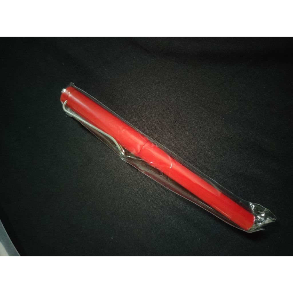 

Pensil abadi merah