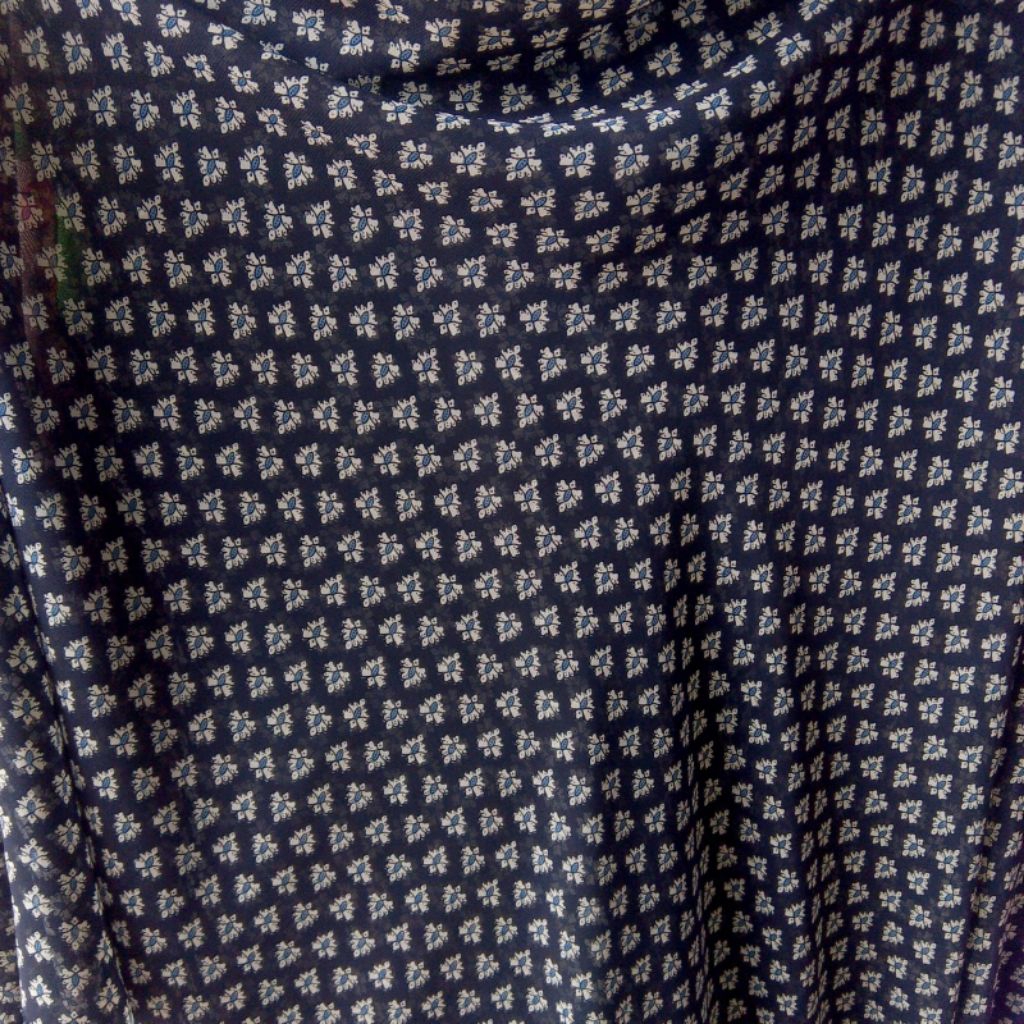 Kain Ceruty Motif Bunga Kecil, Ringan dan Elegan - Cocok untuk Gaun dan Baju Muslim (Harga Kain Per½