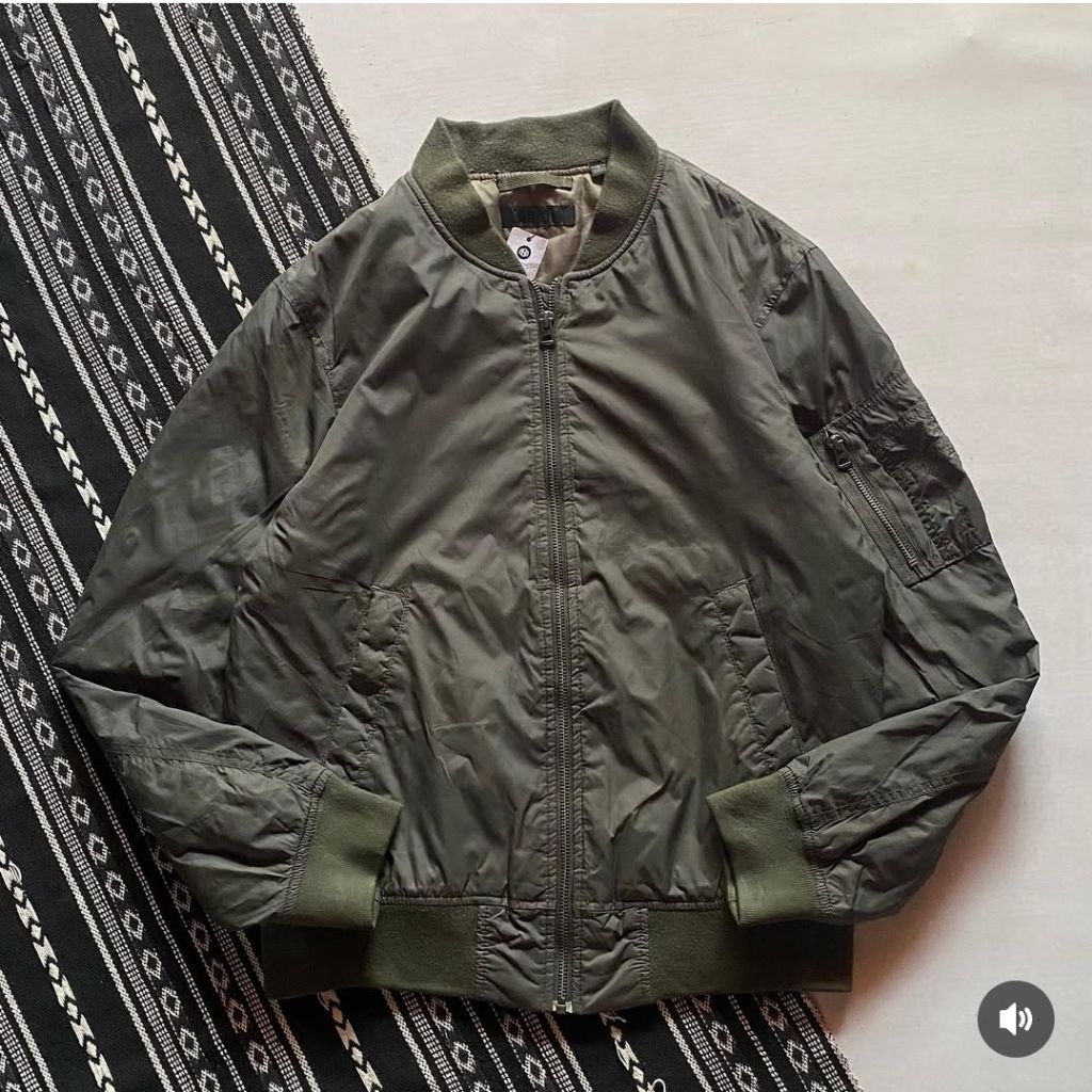 Preloved Bakulan Secondbrand Jaket Bomber Uniqlo
