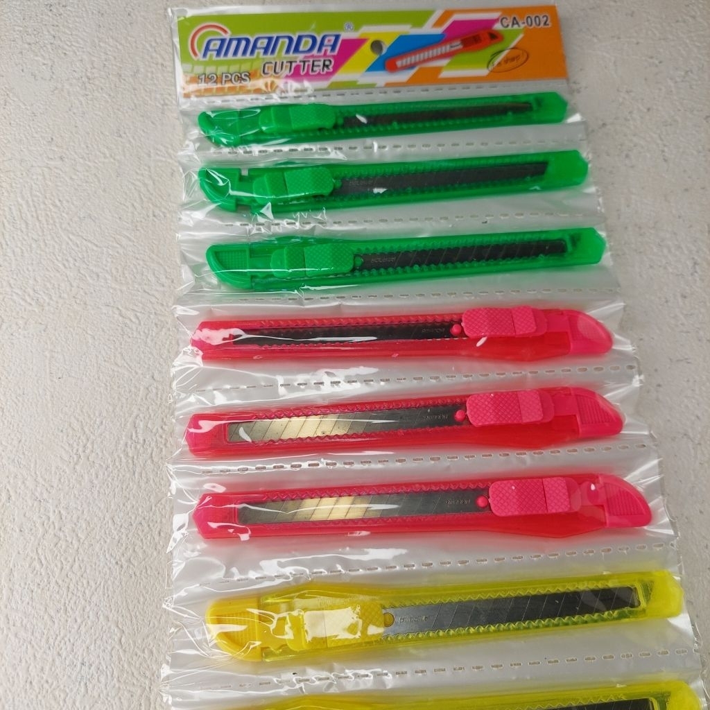 

CUTTER KECIL MURAH PERENCENG ISI 12 AMANDA
